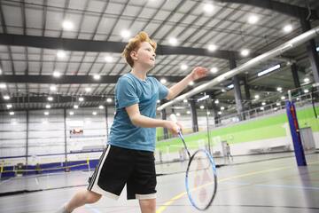 Ein Junge, der Badminton spielt