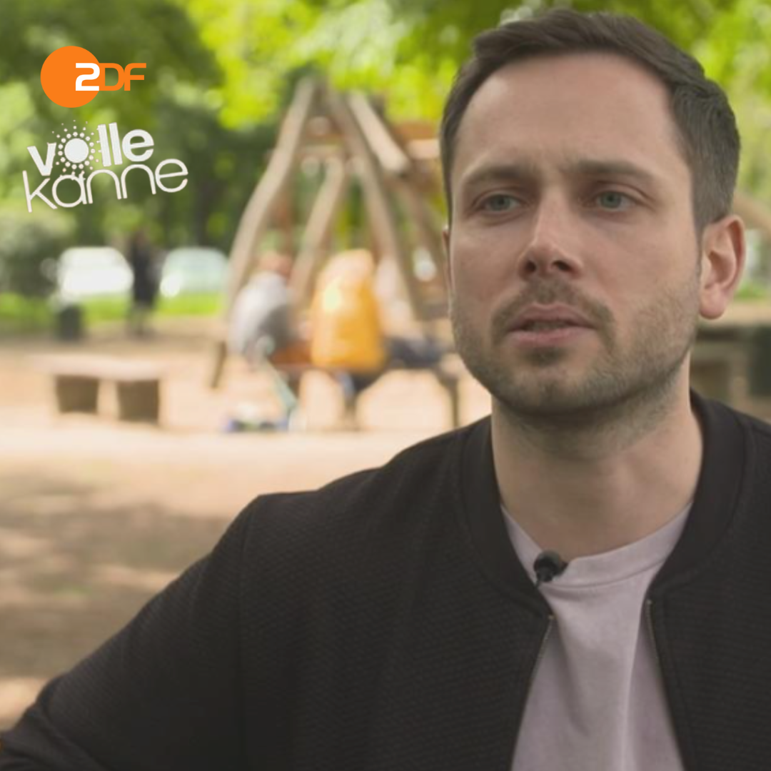 Gründer Felix Meuer während des Drehs auf einem Spielplatz